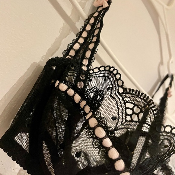 Black lace Agent Provocateur Bra with interwoven pink trim. size 32C - Picture 3 of 9